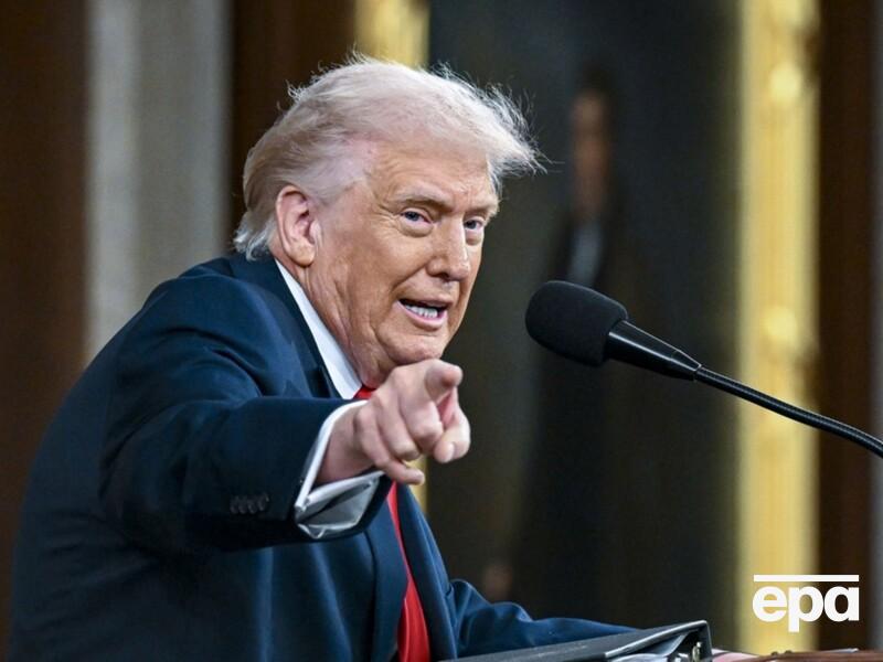 Що не так із його волоссям. ЗМІ помітили дивний предмет на голові у Трампа. Фото