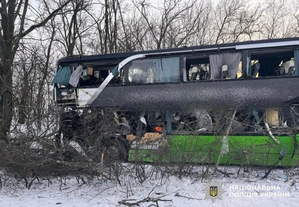 У Кіровоградській області автопоїзд влетів у пасажирський автобус: є загиблі (фото)