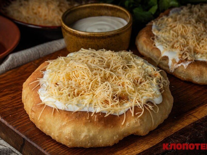 "Легендарний смажений хліб зі сметаною, сиром та часниковим соусом". Рецепт угорського лангоша