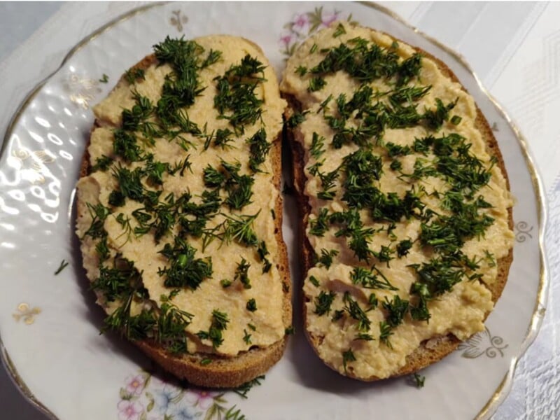 "Цибуля зараз дуже дешева, користуємося моментом". Бюджетний рецепт ніжного овочевого паштету