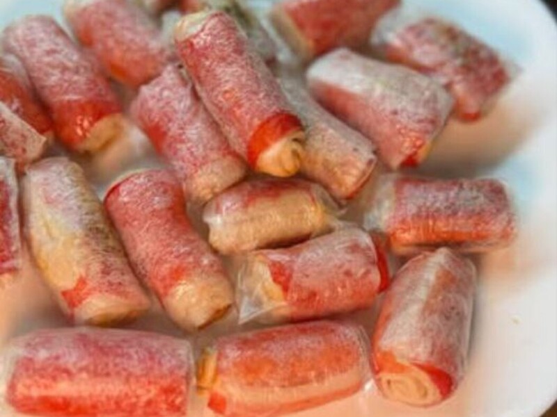 Неймовірно смачна закуска з крабових паличок, яку готують за лічені хвилини. Скористайтеся рецептом