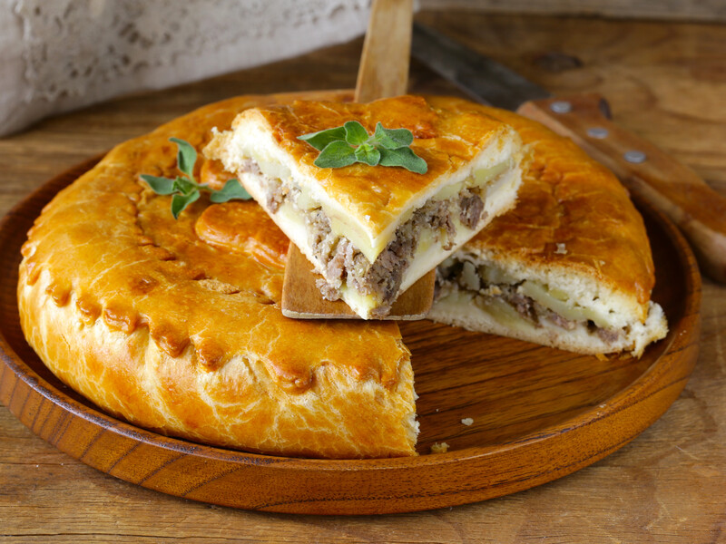 Найшвидше, що можна приготувати з фаршем, – цей ситний і смачний пиріг. Рецепт