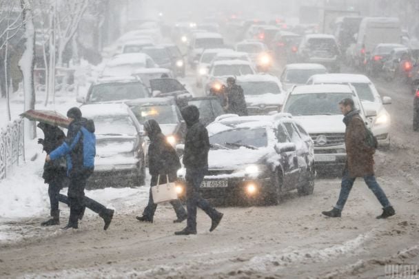 Сніговий колапс в Україні: Київ у заторах, скасовані рейси та села без світла (фото, відео) Сніговий колапс в Україні: Київ у заторах, скасовані рейси та села без світла (фото, відео)