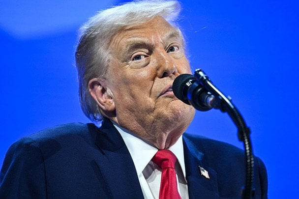 Трамп закликав рухатися далі у справі Епштейна і не став відповідати на питання про жертв