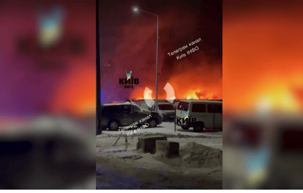 Пожежа у Києві: палає поблизу відомого ЖК (відео)