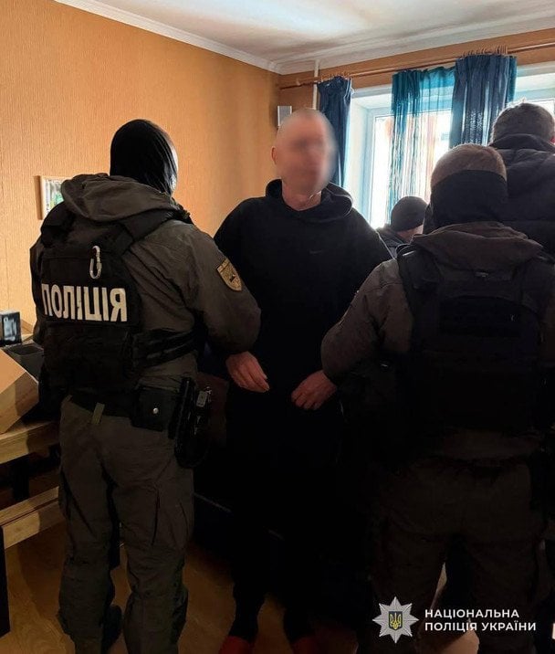 Пенсіонер організував наркобізнес у власній оселі: що йому загрожує