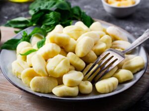 Додайте це до борошна – і ліниві вареники не розваряться й будуть дуже смачними. Швидкий рецепт