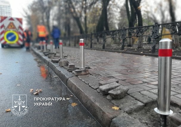 Мільйонні збитки на "захисті" тротуарів: у Києві судитимуть начальника ШЕУ за стовпчики
