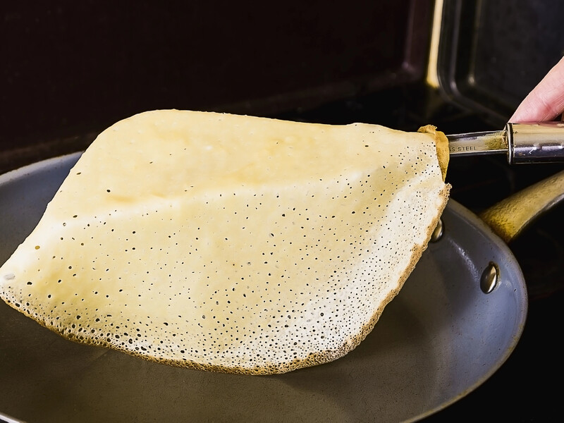 Якщо млинці не еластичні, рвуться або пригорають, зроблено помилки. Три поради для ідеального результату