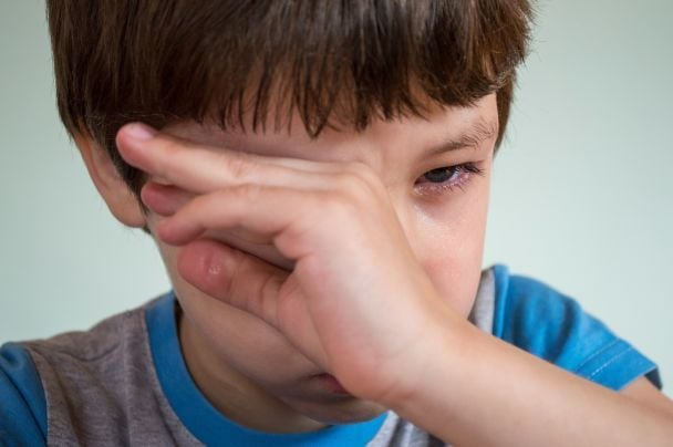 Трагедія на Тернопільщині: мати виколола око синові, аби отримати виплати