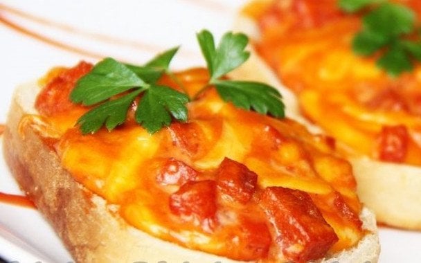Гарячі бутерброди з ковбасою і сиром в духовці: це дуже смачно