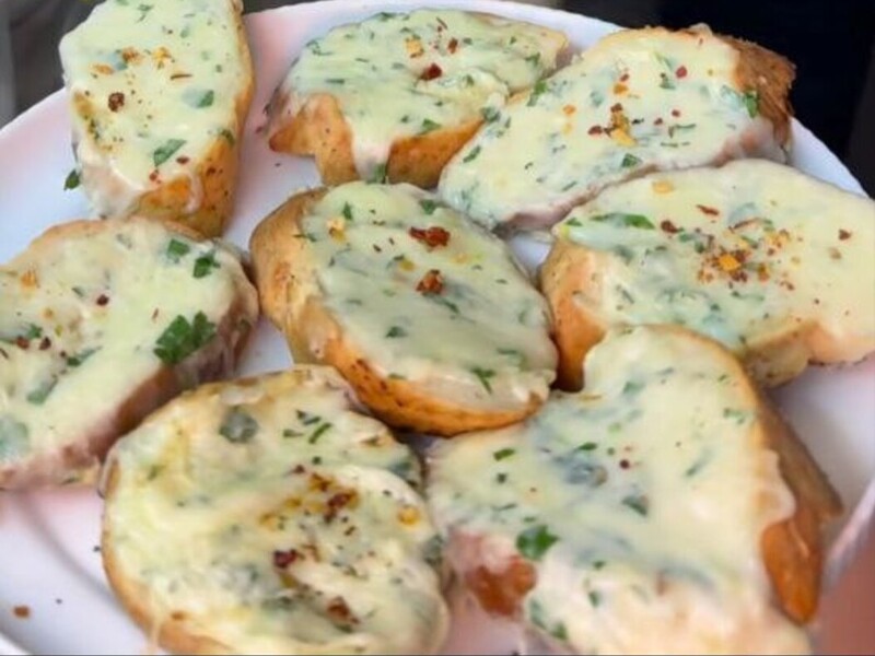 Щоб приготувати нереально смачні гарячі бутерброди, знадобиться кілька інгредієнтів. Простий рецепт