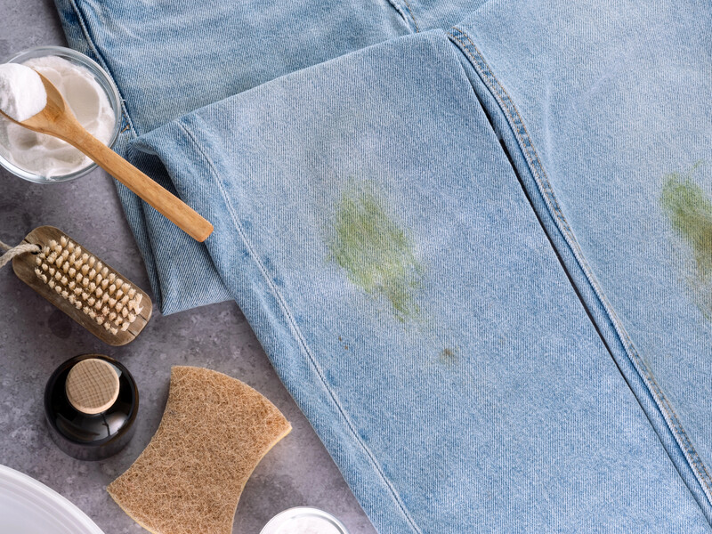 П'ять методів, які допоможуть позбутися плям на джинсах без пральної машинки