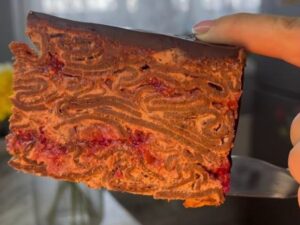 Цей неймовірно смачний торт готують без випікання – просто змішайте нарізані млинці з кремом