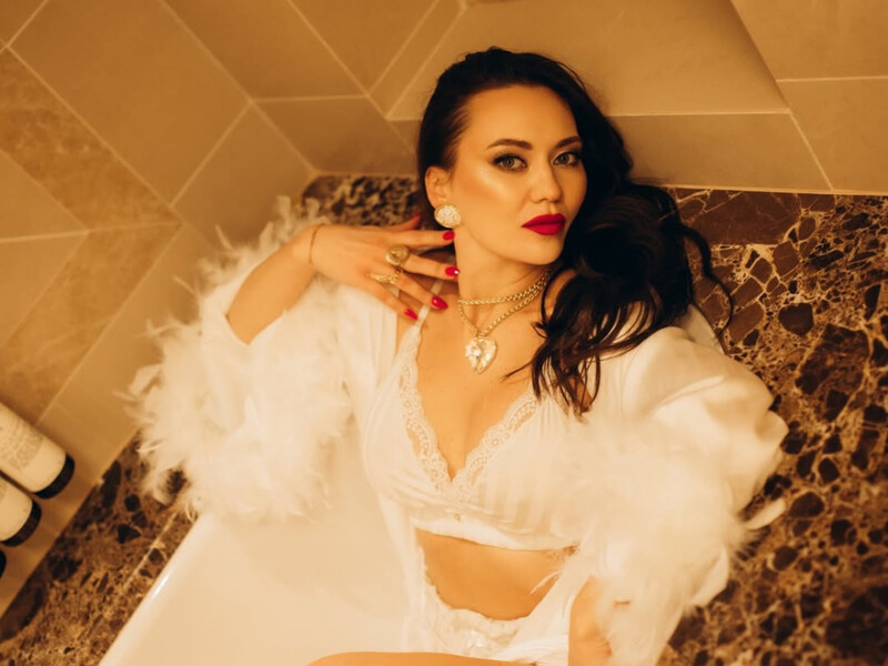 Саліванчук назвала шість речей, які по-справжньому цінні. Акторка поділилася серією звабливих знімків