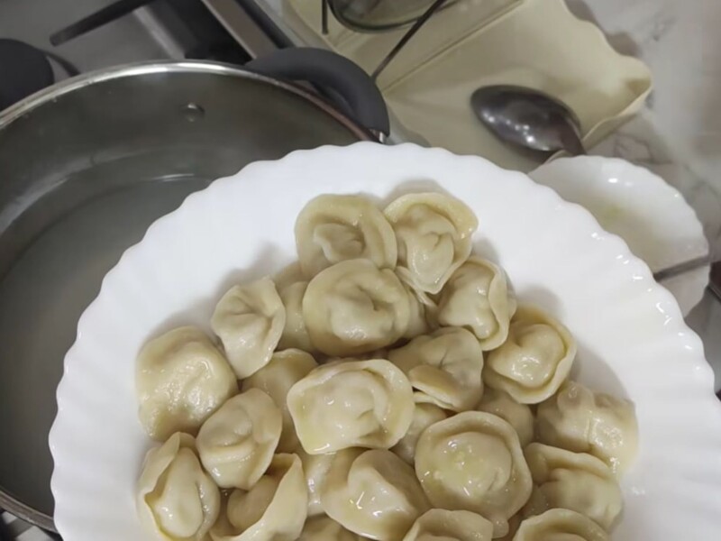 Головний секрет ідеального тіста на пельмені – у цій простій дії. Рецепт, нюанси і пропорції