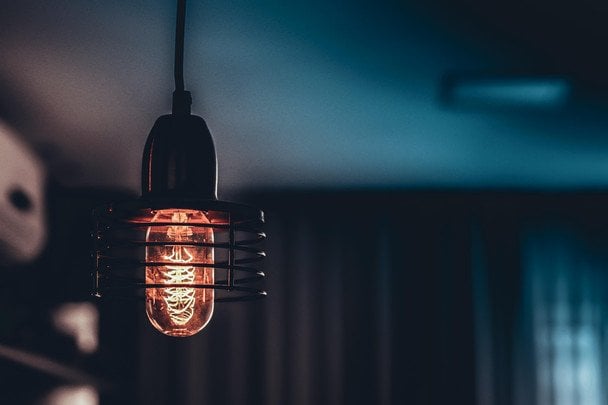 Світла менше, а платіжки більші: чому українці не бачать економії за електроенергію