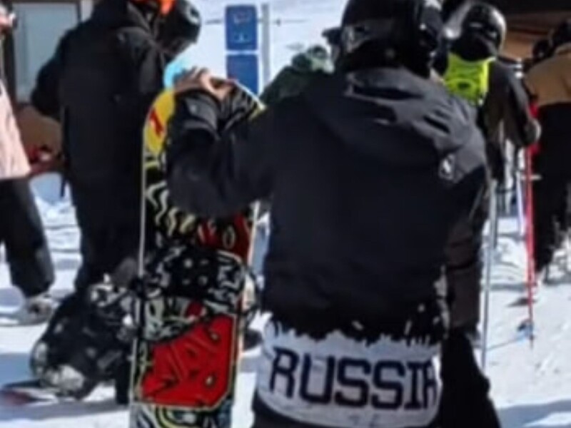Сноубордист, який п'ятою точкою вихваляв Росію, зганьбився під час спуску. Відео стало вірусним