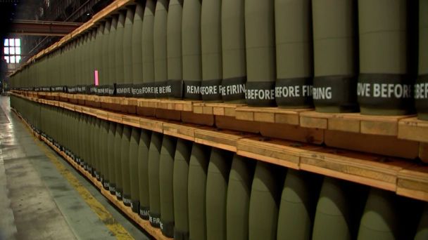 Боєприпаси для України під питанням: ключовий завод у Британії не відкрився — що відомо