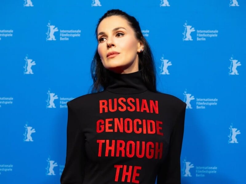 Єфросиніна в сукні з принтом Russian Genocide Through The Body вийшла на червону доріжку Берлінале. Відео