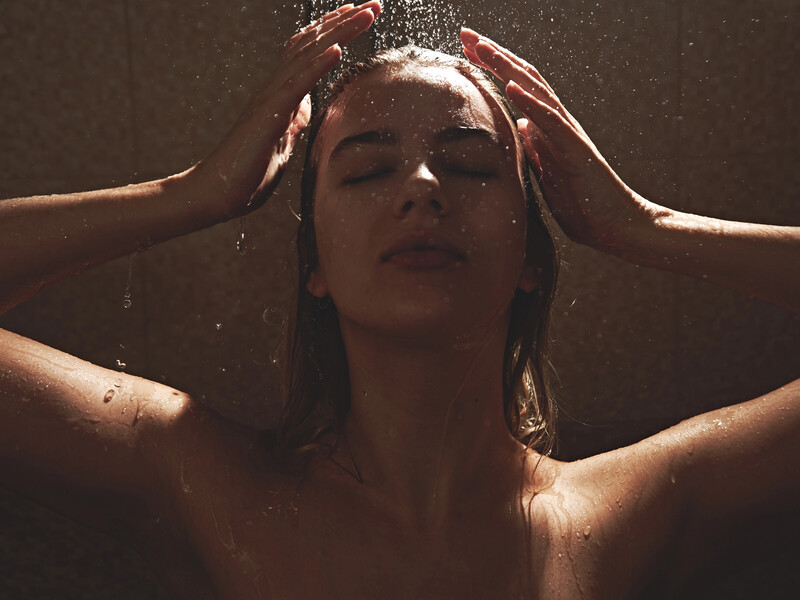 Теплий душ у приглушеному світлі може бути корисним. П'ять переваг водної процедури в темряві