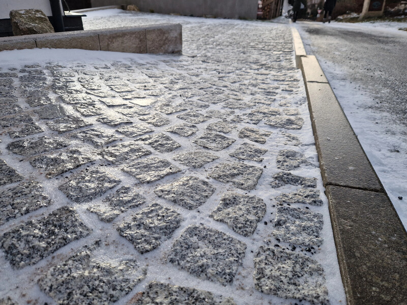 "Класний спосіб без використання солі". Полийте заледенілі ділянки цим – і ожеледь зникне