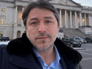 Притула показав своє обличчя й обличчя своїх доньок після того, як вони без ліфта піднялися на 21-й поверх