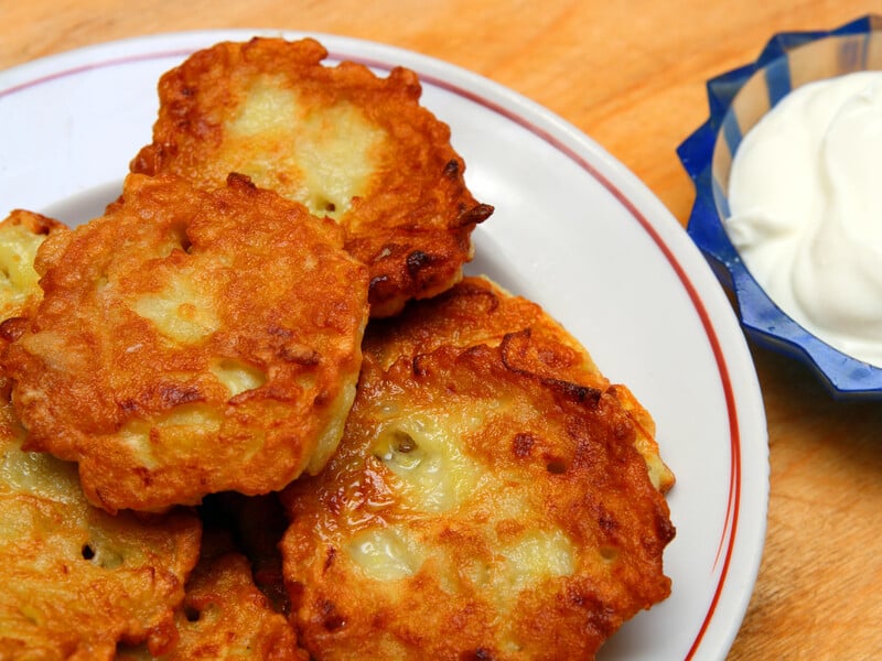 Смачні, з апетитною скоринкою. Рецепт оладок із капусти