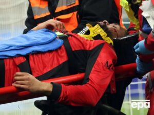 Зламана щелепа, вибиті зуби й розбиті губи. Зірку "Мілана" забрали з поля на ношах. Що сталося