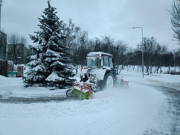 Київ замело "по вуха": сніговий шторм паралізував траси, авто зносить з доріг (фото, відео)