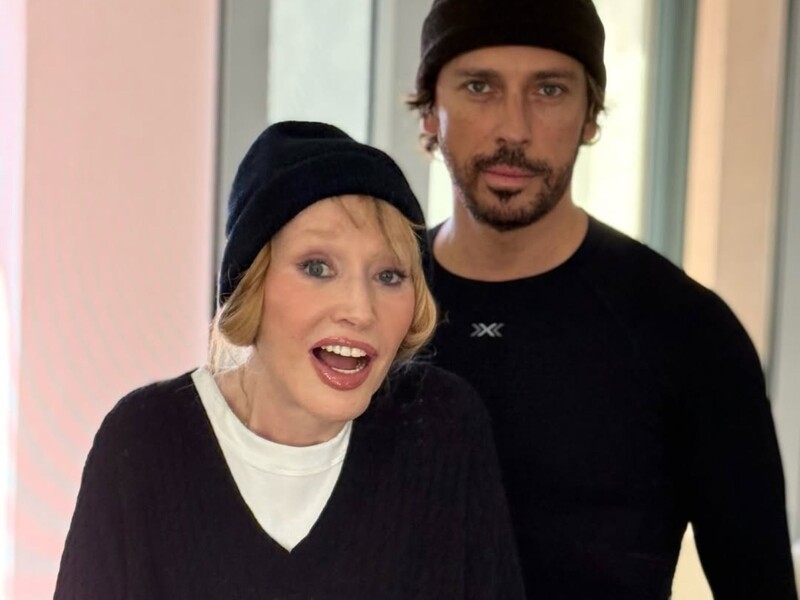 Пугачова з розпущеним волоссям позувала Галкіну, демонструючи різні емоції. Фото