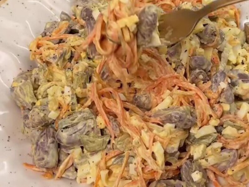 Цей неймовірний салат ви хотітимете їсти ще і ще. Рецепт страви з курячими сердечками