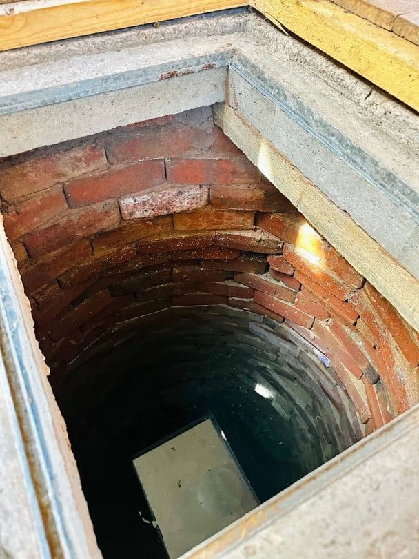 Ремонт обернувся несподіванкою: пара знайшла під кухнею те, чого не очікувала (відео)