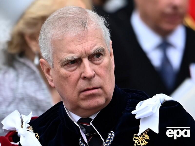 Брат Чарльза ІІІ, якого позбавили титулів, має шпигунів у королівській родині – ЗМІ