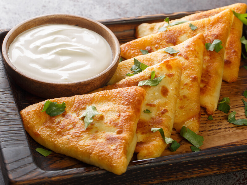 Загорніть цю смачну начинку у млинці – і отримаєте неймовірні бендерики з куркою. Рецепт