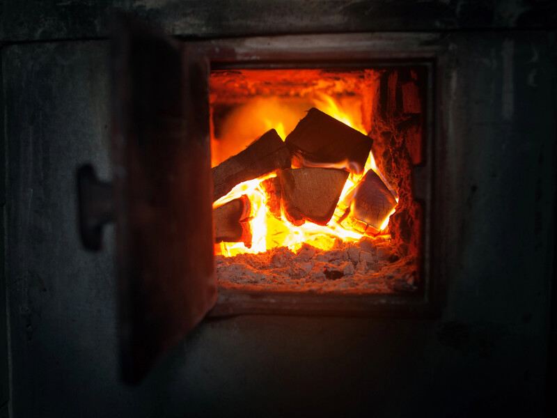 "Одна правильна закладка дров горить від трьох до п'яти годин". Два головні правила розпалювання печі
