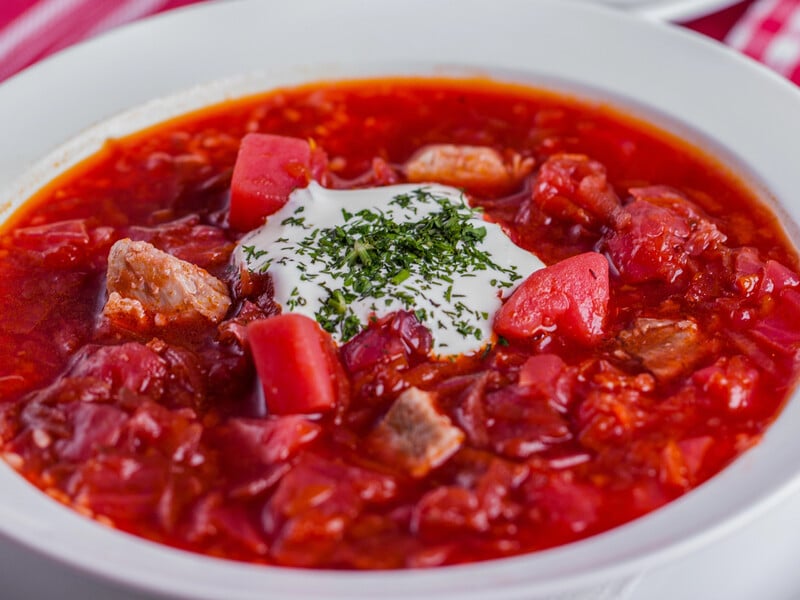 Пісний борщ за цим рецептом вийде ще смачнішим за звичайний. Просто покладіть це в каструлю