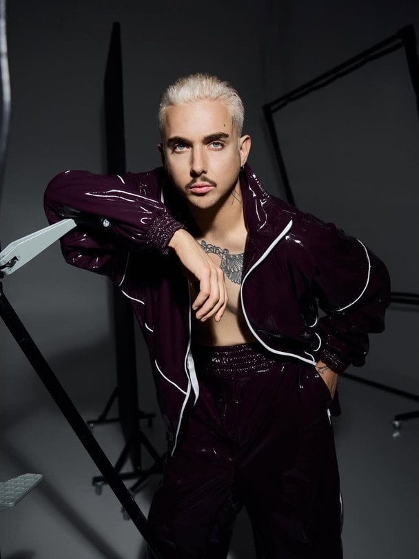 MELOVIN на тлі розриву з нареченим пофарбував волосся в яскравий колір і здивував новим образом