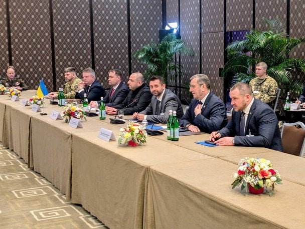 Півтори години без свідків: про що українська делегація таємно розмовляла з РФ без участі США