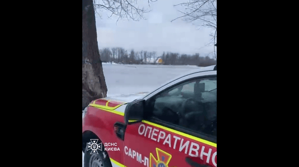 У Києві двоє людей провалилися під кригу: що відомо