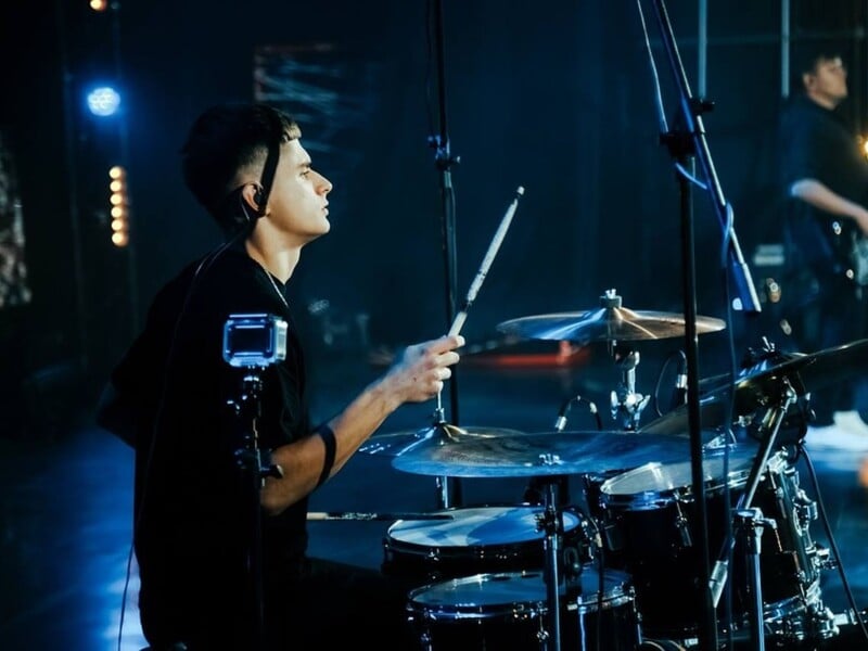 "Лабає, як боженька". Харизматичний українець розриває мережу грою на барабанах під хіти зірок. Відео