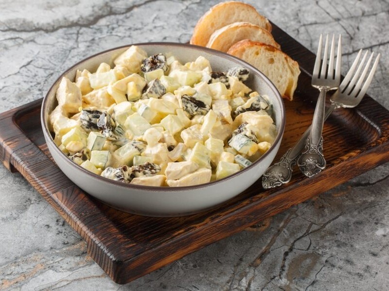 "Класика, перевірена часом". Найсмачніший рецепт салату з куркою й чорносливом