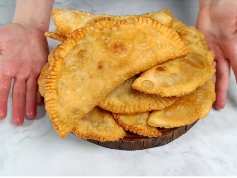 Додайте цей секретний інгредієнт в тісто – і чебуреки вийдуть соковитими й дуже ніжними Додайте цей секретний інгредієнт в тісто – і чебуреки вийдуть соковитими й дуже ніжними