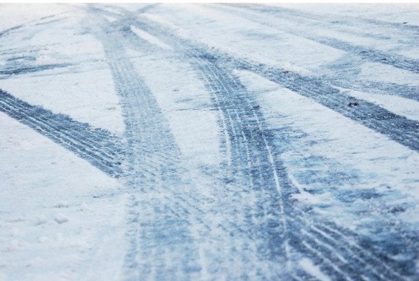 Чим посипати лід, сніг на доріжці, щоб він розтанув: не піском і не сіллю