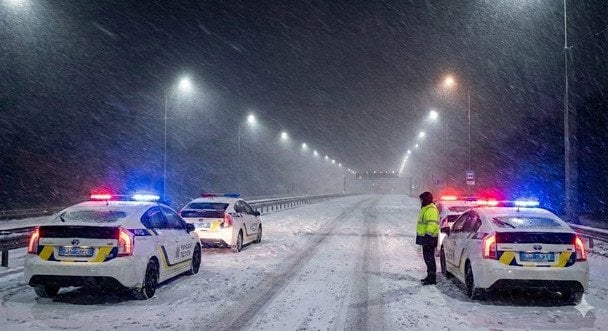 Крижаний дощ і сніг: поліція перекрила рух на важливій трасі