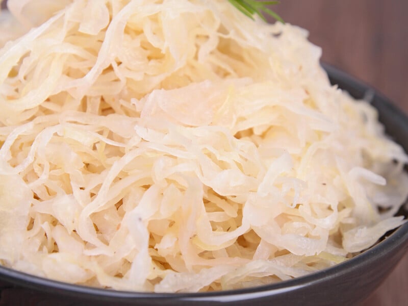 Цей фрукт додасть салату із квашеної капусти особливих смаку й пікантності. Обов'язково зробіть так