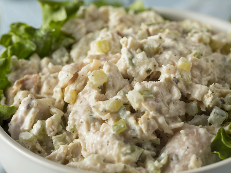 Змішайте все це – й отримаєте дуже смачний салат з куркою і майонезом. Швидкий рецепт