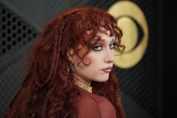 Співачка Чаппелл Роун з'явилась на "Греммі" топлес і посвітила екстремальним пірсингом на сосках