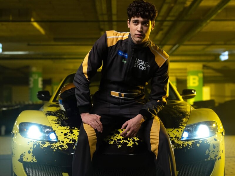 Команда стрічки "На драйві" презентувала офіційний постер, який створив Ліберов, і назвала дату прем'єри