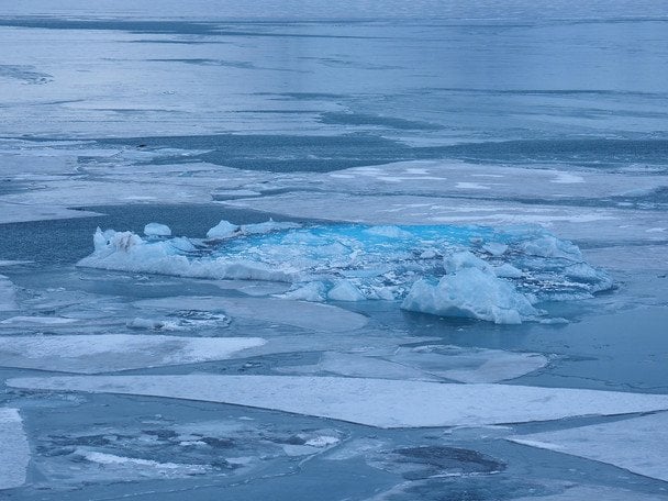Трагедія на Київському морі: авто з людьми провалилося під кригу під час катання